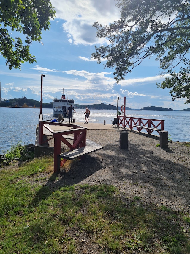 Vårby brygga och båten till och från Birka